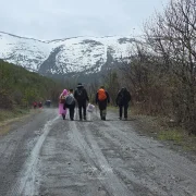 Göller, çiçekler ve yağmur altında yürüyüş