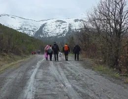 Göller, çiçekler ve yağmur altında yürüyüş