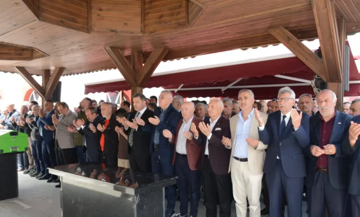 Gümüşhane Okay abisini son yolculuğuna uğurladı