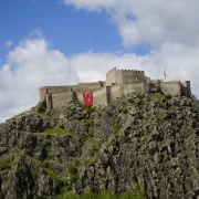Doğu Karadeniz’in Tarihi Hazinesi Kov Kalesi Yaz Sezonunda Ziyaretçilerini Bekliyor