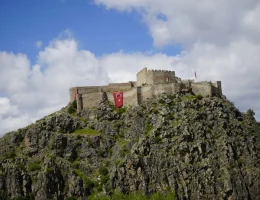 Doğu Karadeniz’in Tarihi Hazinesi Kov Kalesi Yaz Sezonunda Ziyaretçilerini Bekliyor