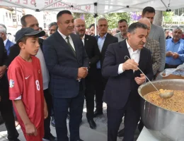 Fatih Parkı’nda Bin Kişilik Aşure İkramı