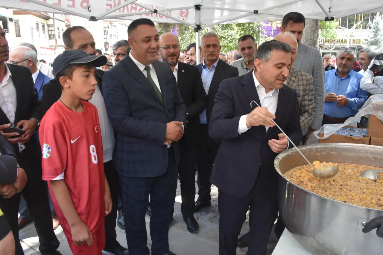 Fatih Parkı’nda Bin Kişilik Aşure İkramı
