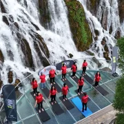 Tomara Şelalesi’nde Gürül Gürül Akan Suyun Yanında Yoga Yaptılar