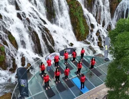 Tomara Şelalesi’nde Gürül Gürül Akan Suyun Yanında Yoga Yaptılar