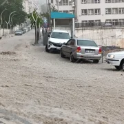 Zirvelerden inen seller yolları dereye çevirdi