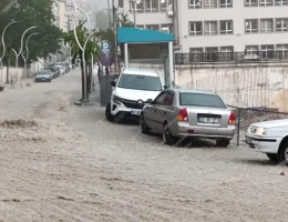 Zirvelerden inen seller yolları dereye çevirdi