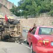 Kale Köyü Kavşağında Korkutan Çarpışma: Kamyonet Yan Yattı!
