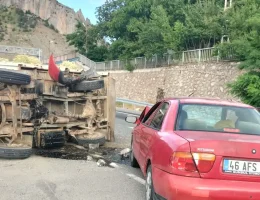 Kale Köyü Kavşağında Korkutan Çarpışma: Kamyonet Yan Yattı!