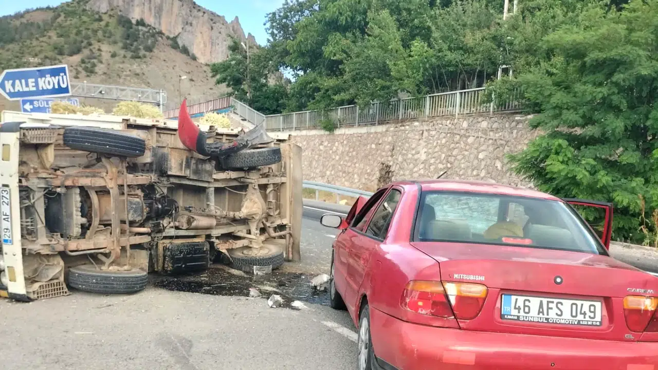 Kale Köyü Kavşağında Korkutan Çarpışma: Kamyonet Yan Yattı!