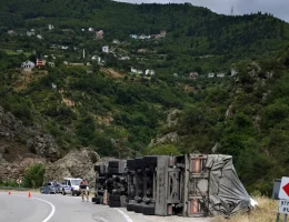 Kürtün’de Virajı Alamayan Balık Yemi Yüklü Tır Yola Devrildi!