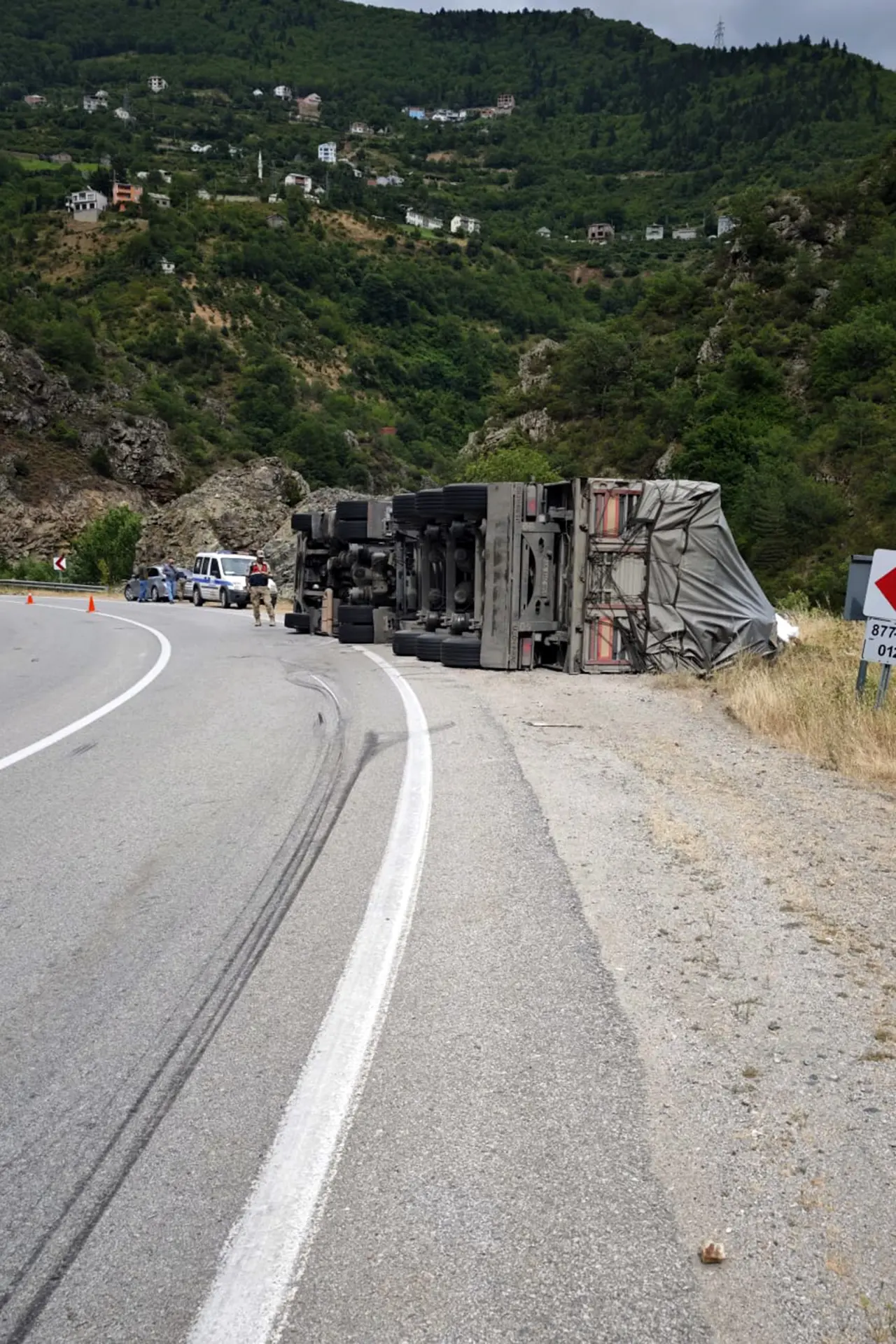 Kürtün’de Virajı Alamayan Balık Yemi Yüklü Tır Yola Devrildi!