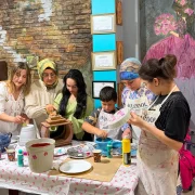 Sıradan Saksılar Birkaç Saatte Sanat Eserine Dönüştü! Düşler Atölyesi’nde Renkli Buluşma
