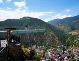 Torul Kalesi Cam Seyir Terası yaz sıcaklarında ziyaretçilerin uğrak noktası oldu