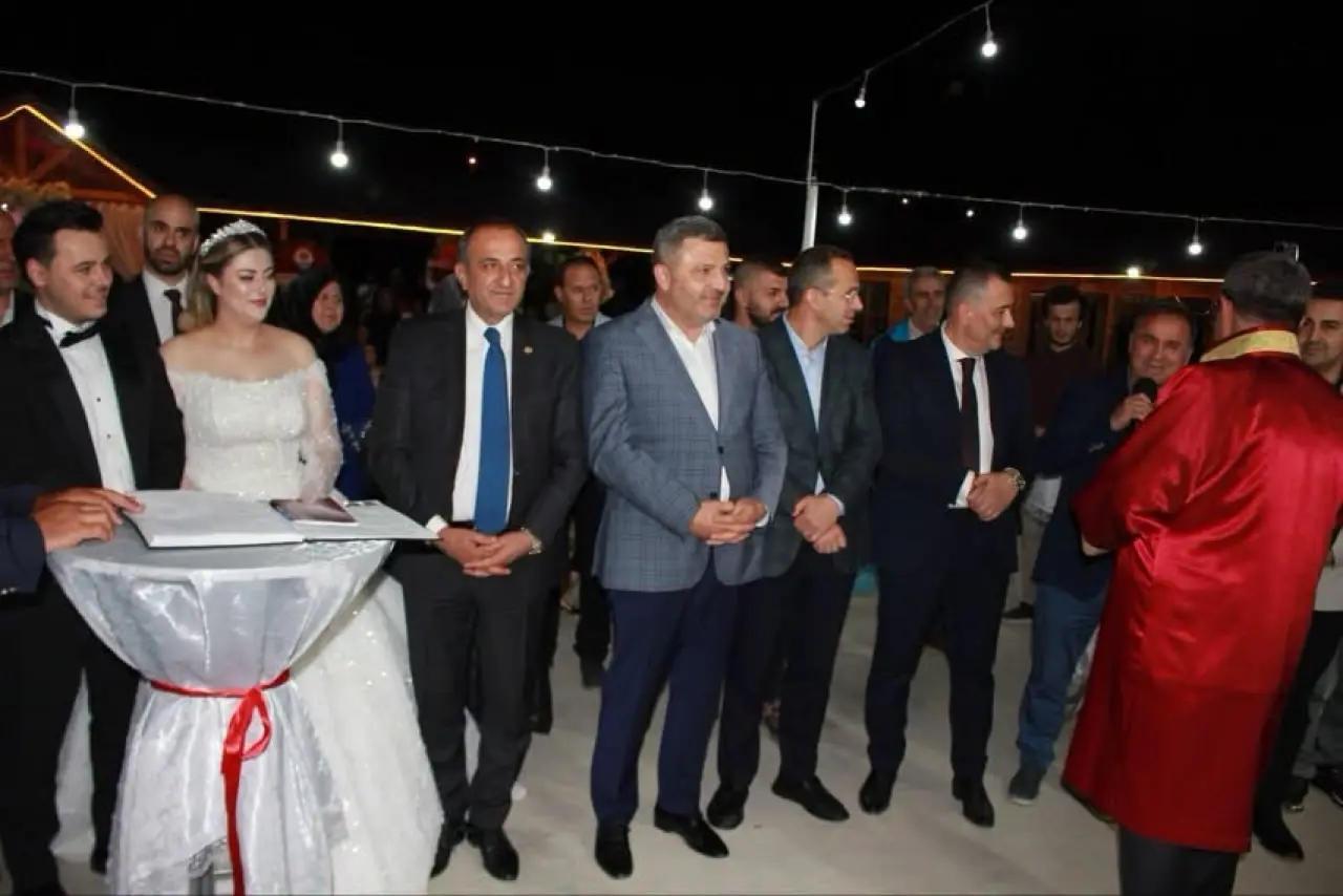 Torul’daki Düğünde Herkesi Duygulandıran An! Başkan Özdemir Kürsüye Bu Kez Kızı İçin Çıktı