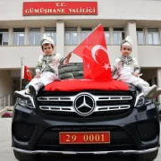 Vali Cevdet Atay’ın Makam Aracı Sünnet Çocukları İçin Şehir Turu Yaptı