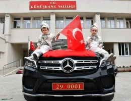Vali Cevdet Atay’ın Makam Aracı Sünnet Çocukları İçin Şehir Turu Yaptı