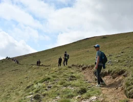 Gümüşhane’de sis, yağmur ve kar engel olamadı: 42 sporcu zirvede