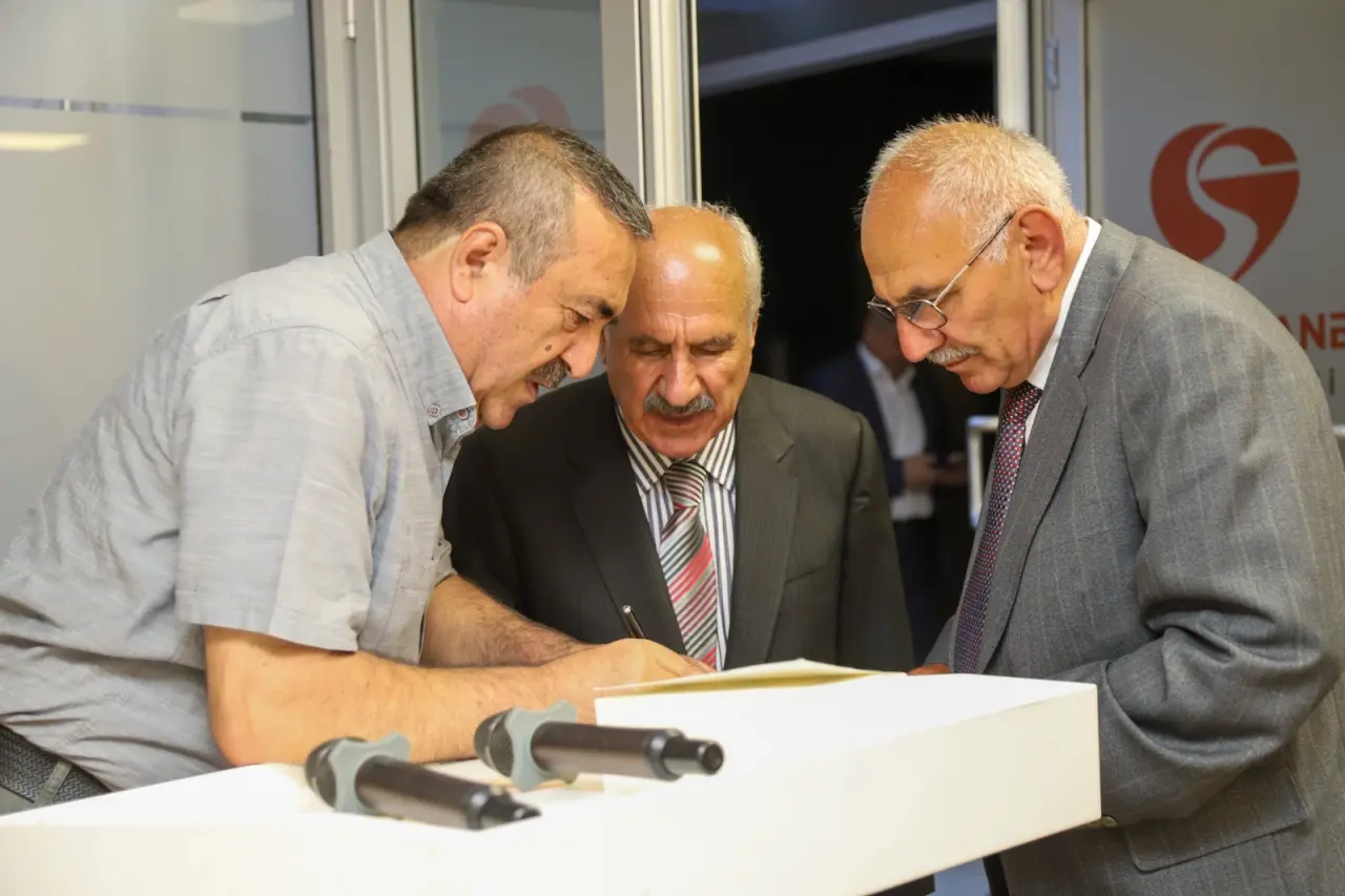 Bankacıya Yazdığı Şiirle Herkesi Hayran Bıraktı!