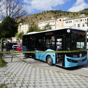 Gümüşhane’de Belediye Otobüsüne Çarpan Otomobildeki 2 Kişi Yaralandı